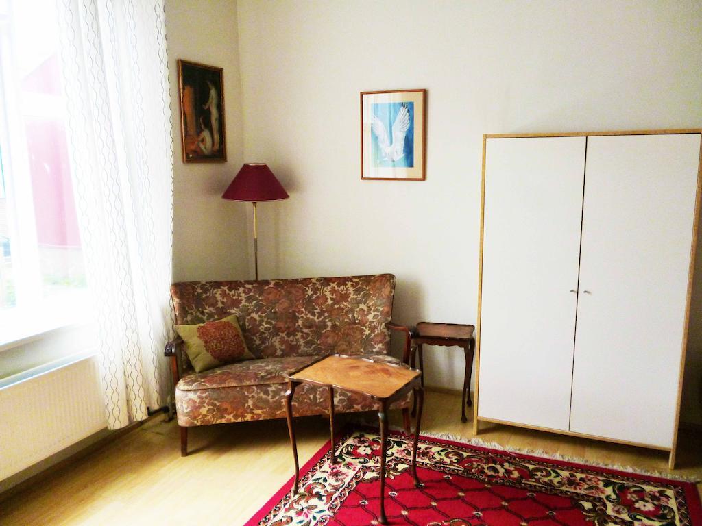 Arni's Place *
